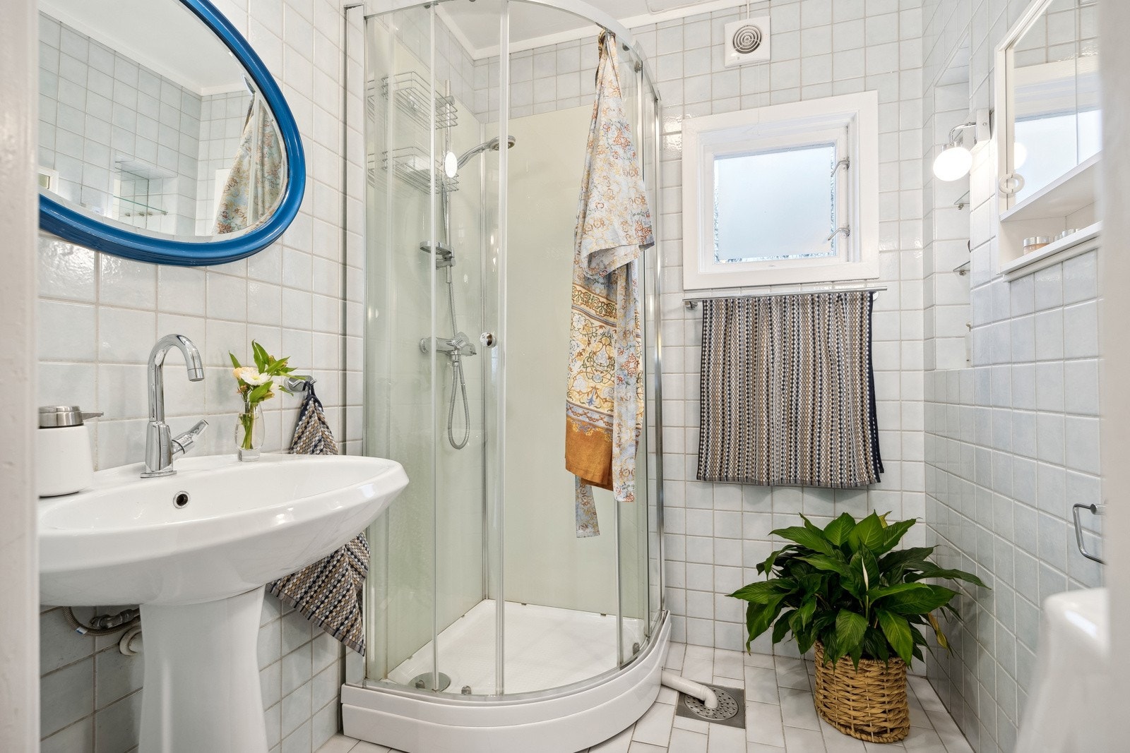 Boligens bad ligger i 1. etasje. Det er innredet med servant, dusjkabinett og toalett. Galleribilde