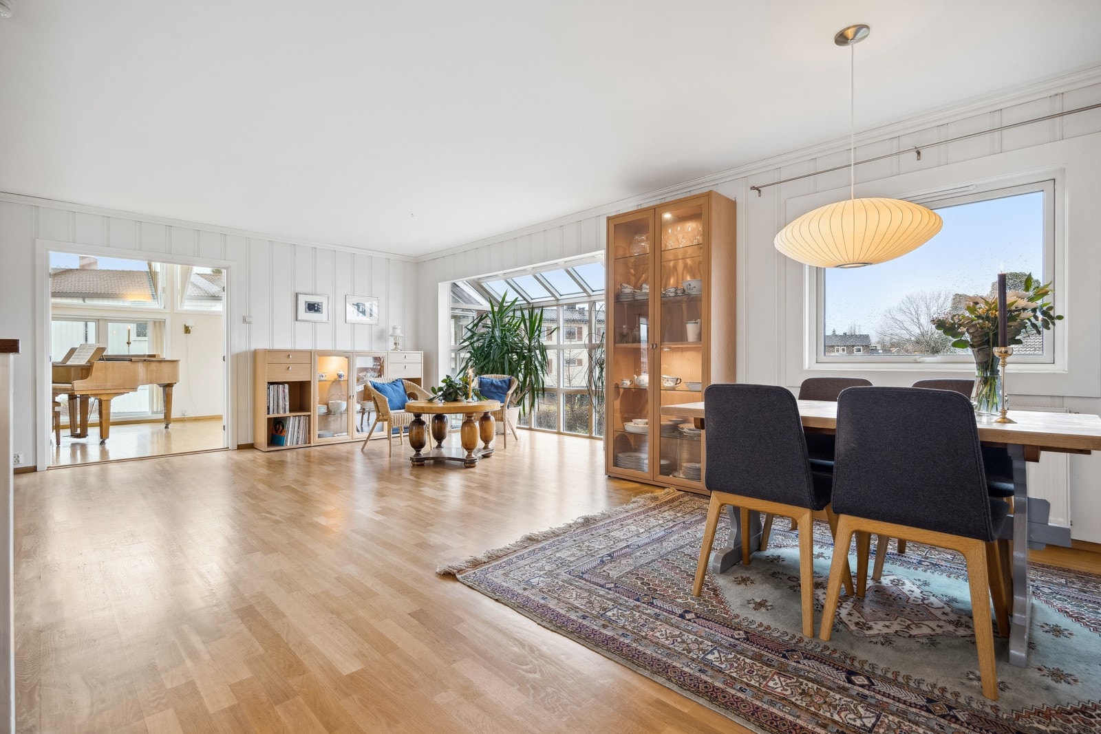 Rommet er malt i lyse farger som gjør det enkelt å supplere med egne møbler og tekstiler. Galleribilde