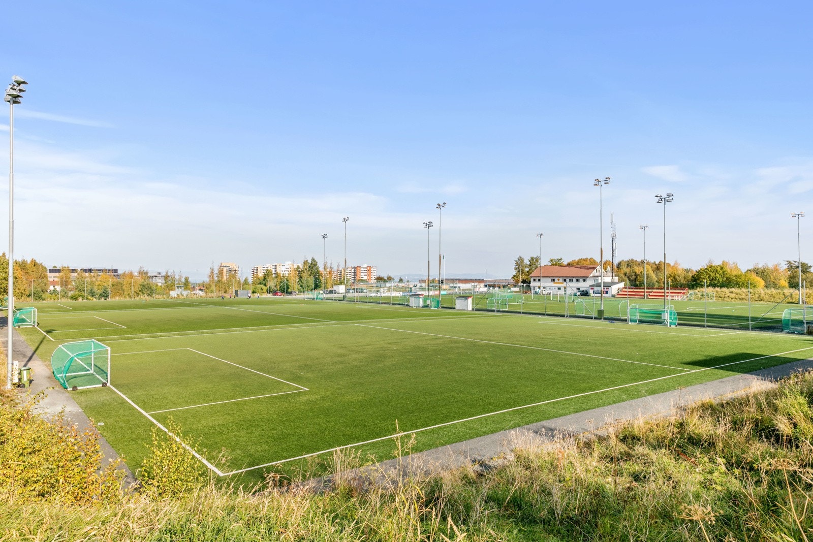 Det er kort vei for barna og spassere bort til Eberg fotballbane. Galleribilde