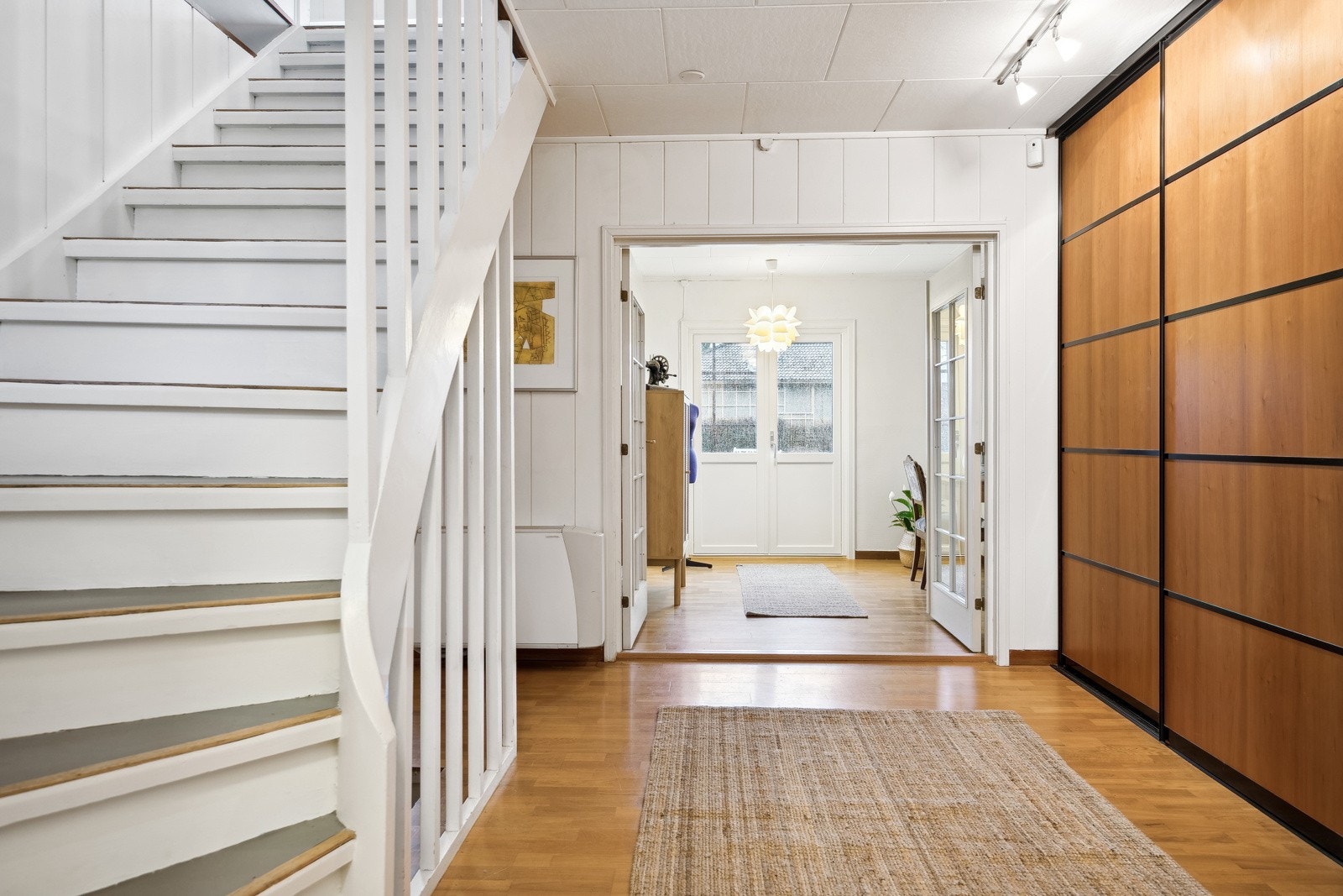 Her er det en stor skyvedørsgarderobe til oppbevaring av yttertøy. Galleribilde