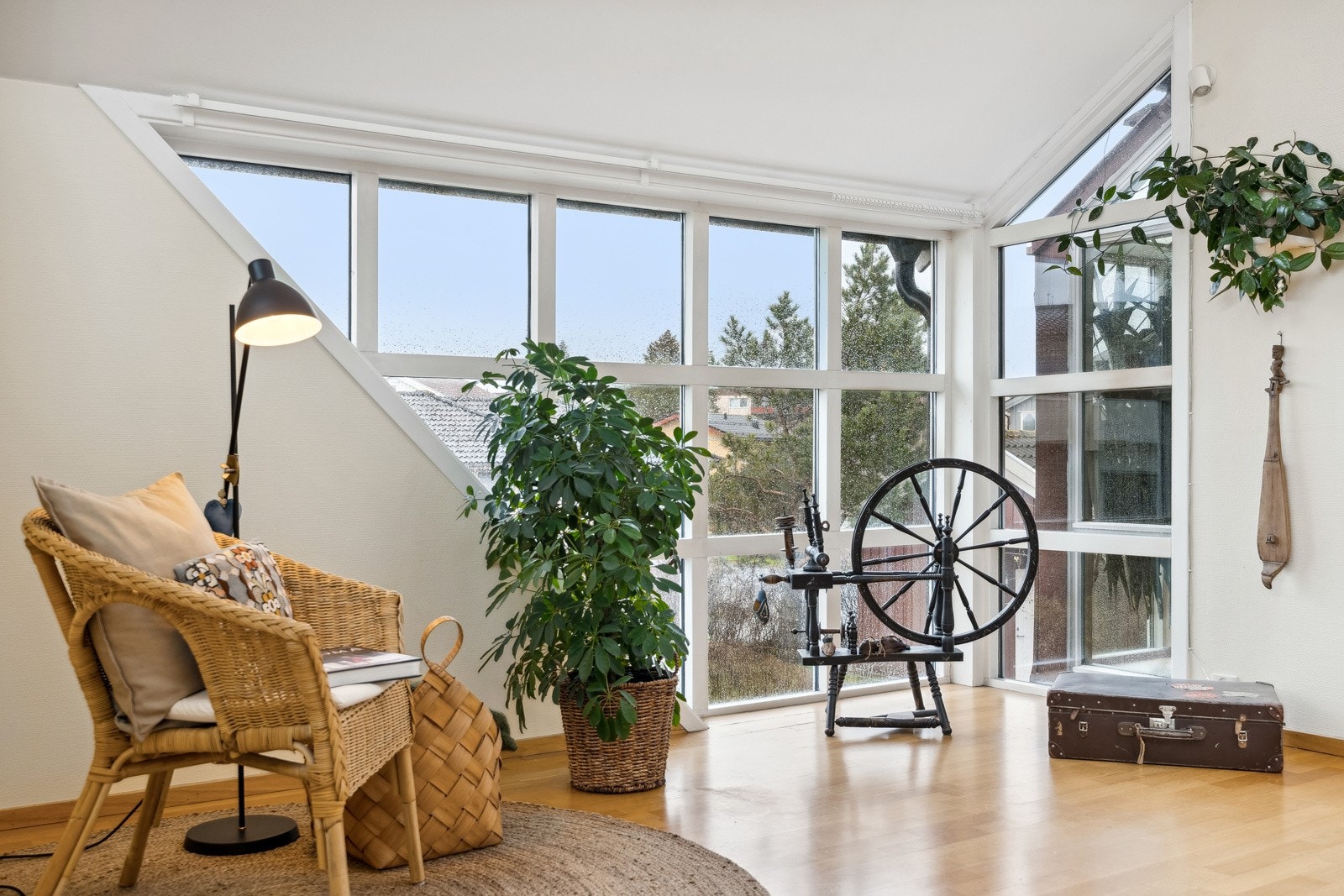 De store vinduene gir fantastisk lys inn i rommet. Galleribilde