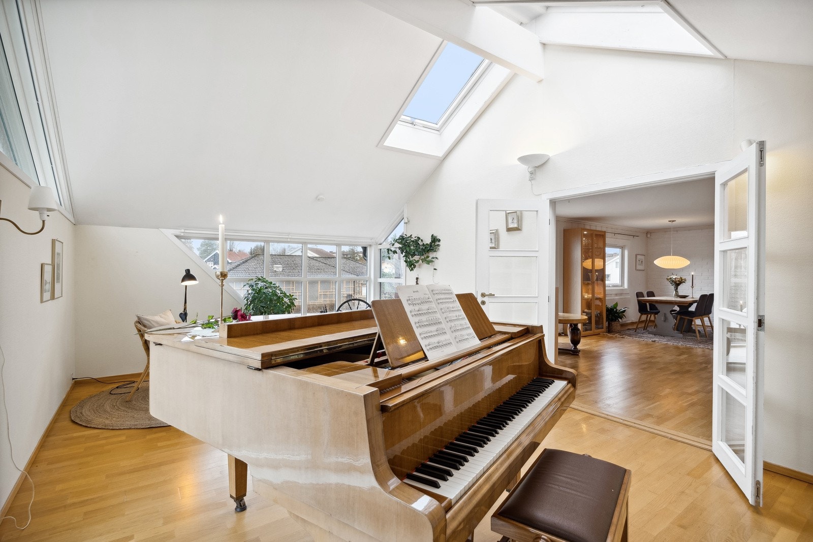 Boligen har en ekstra stue adsiklt fra hovedarealet med doble glassdører. Galleribilde