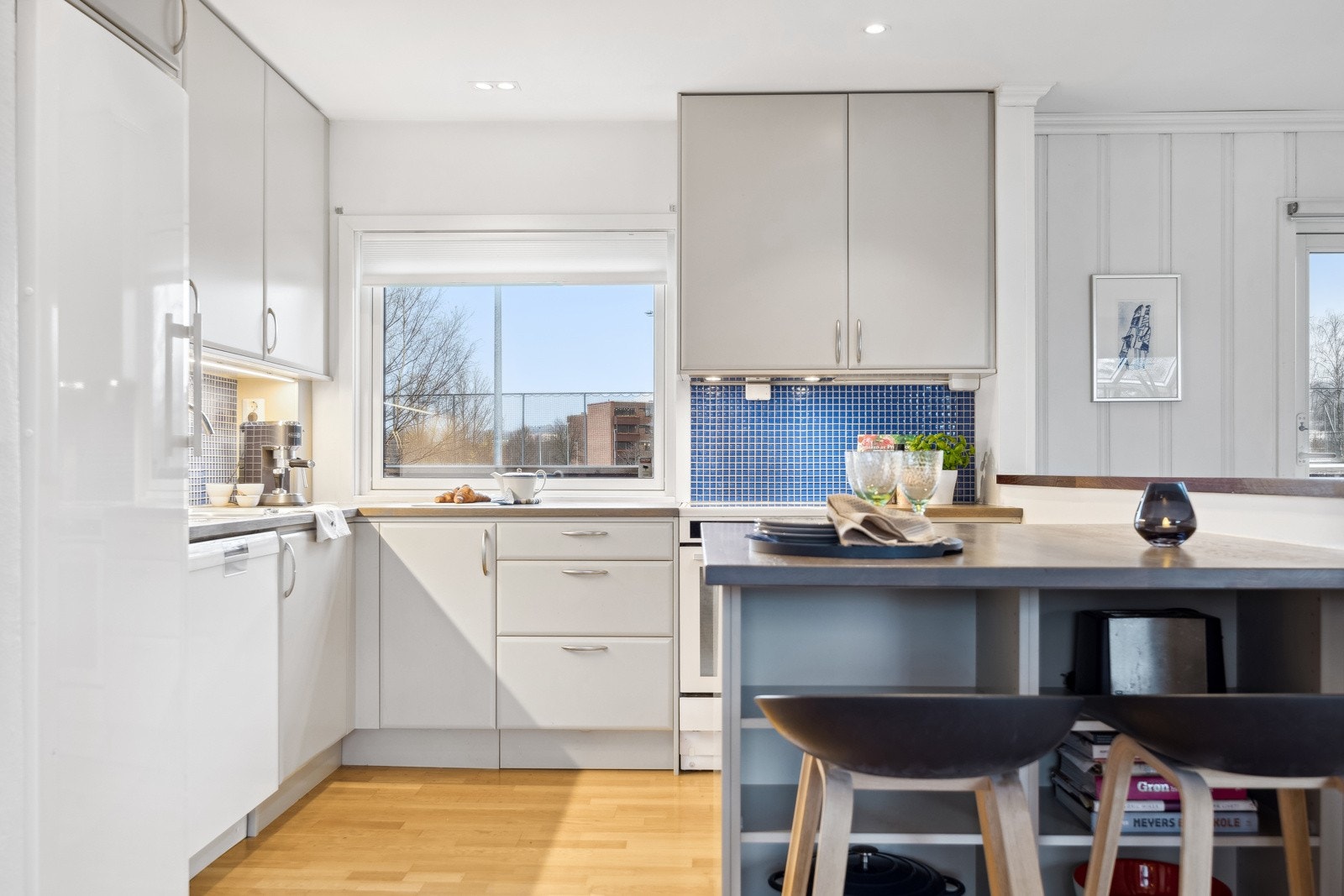 Kjøkkenet har mye oppbevaring i de lyse skapene og skuffene. Galleribilde