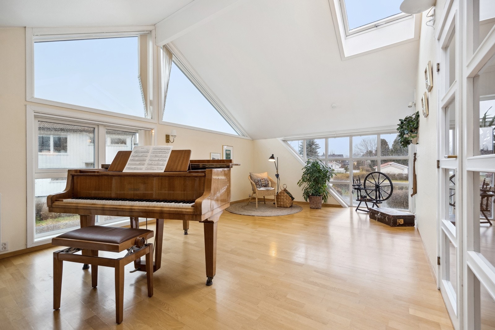 Det er et stort rom med mange bruksområder. Galleribilde