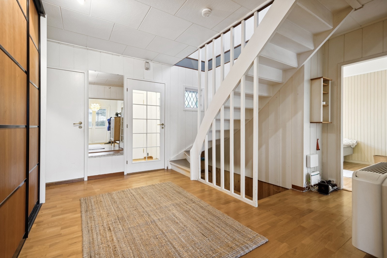 Boligen tar deg imot i en stor og romslig entré. Galleribilde