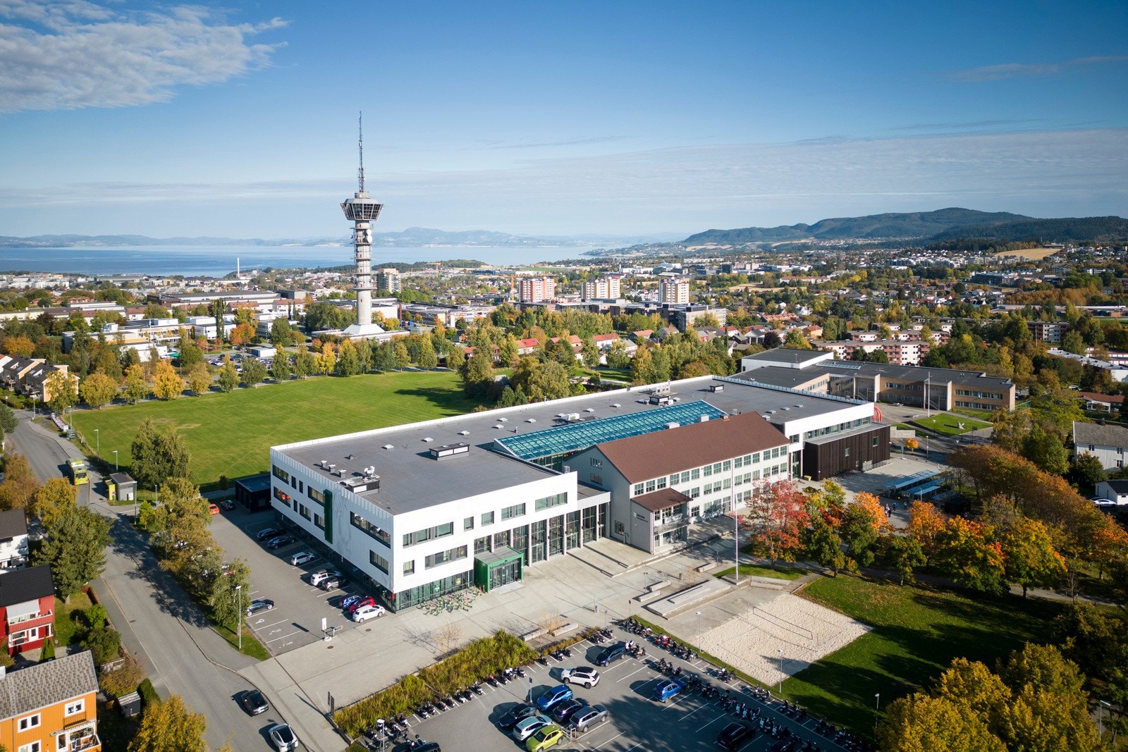 Strinda videregående finner man innen kort gange fra boligen, hvor det er aktivitetshall, sandvolleyball og mulighet for annen ballspill. Galleribilde