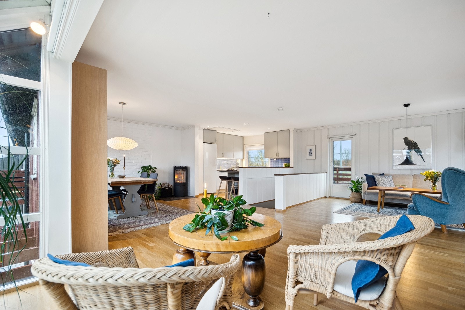 Opp i andre etasje finner man boligens store sosiale sone. Galleribilde