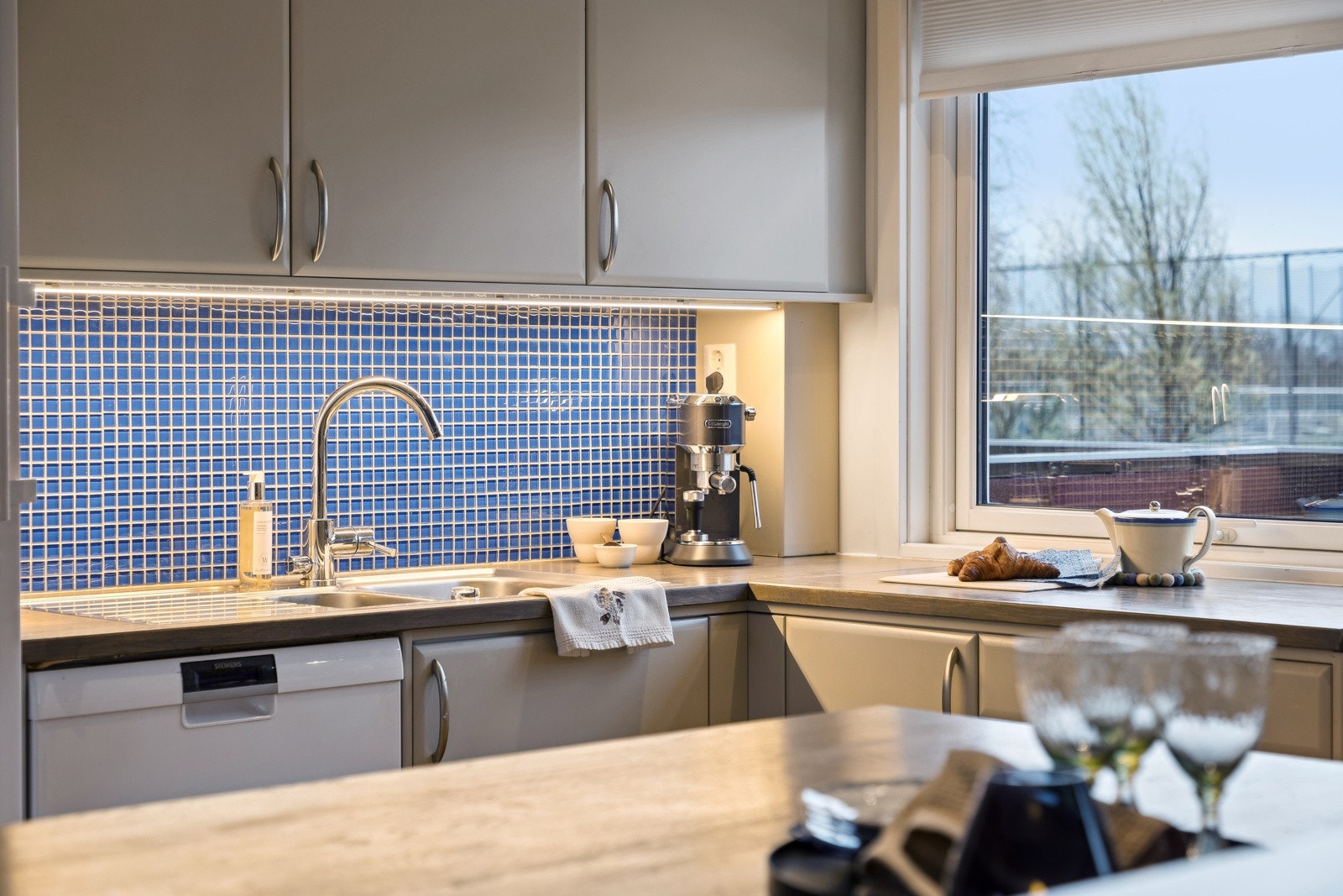 Kjøkkenet er innredet med stekeovn, kjøleskap og oppvaskmaskin. Galleribilde