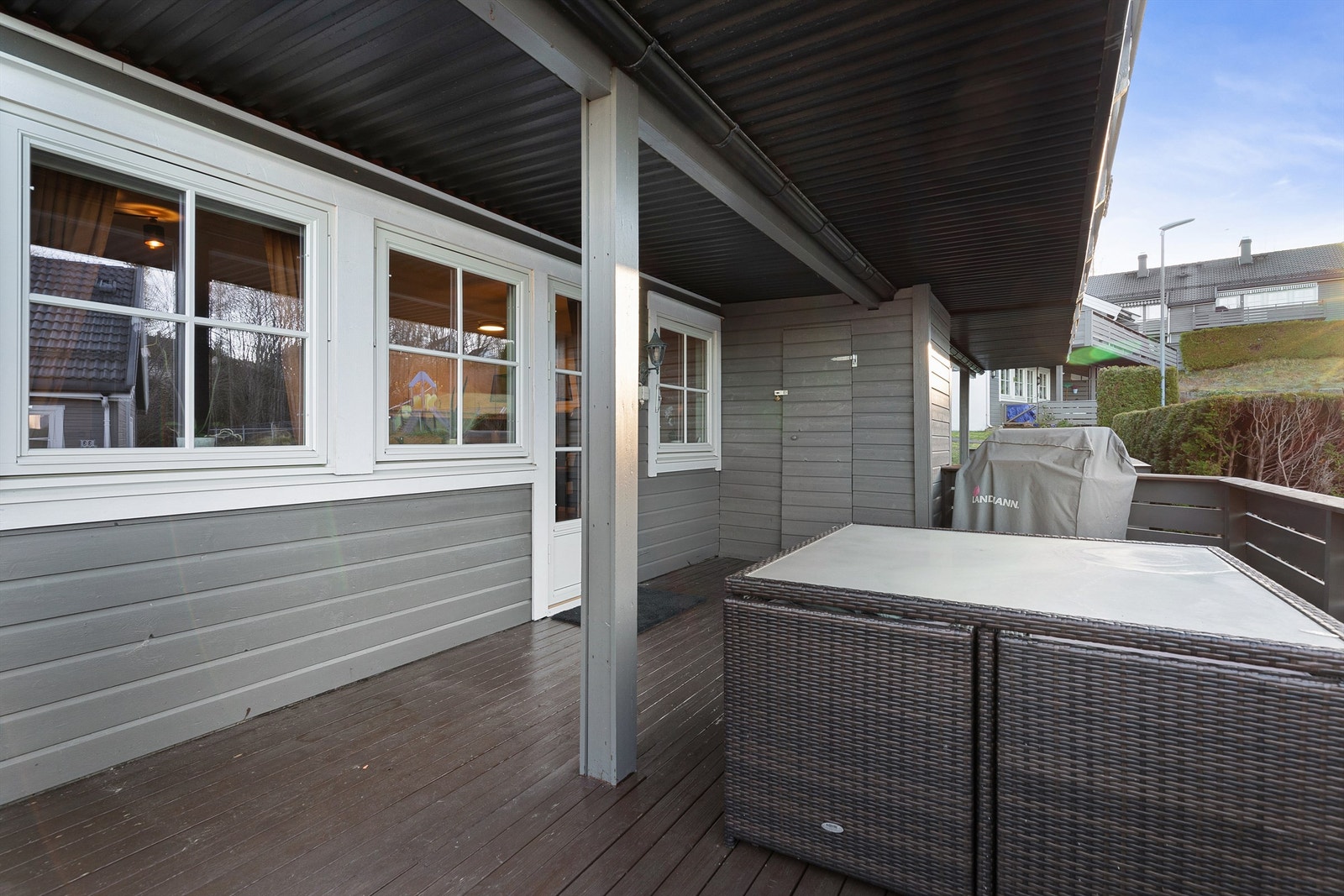 Stor delvis overbygget terrasse utenfor stuen Galleribilde