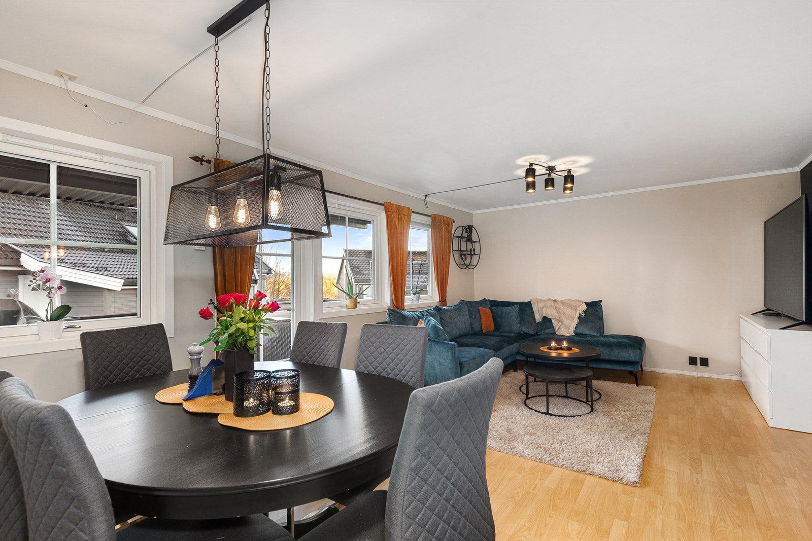 God plass til spisebord og sofagruppe Galleribilde