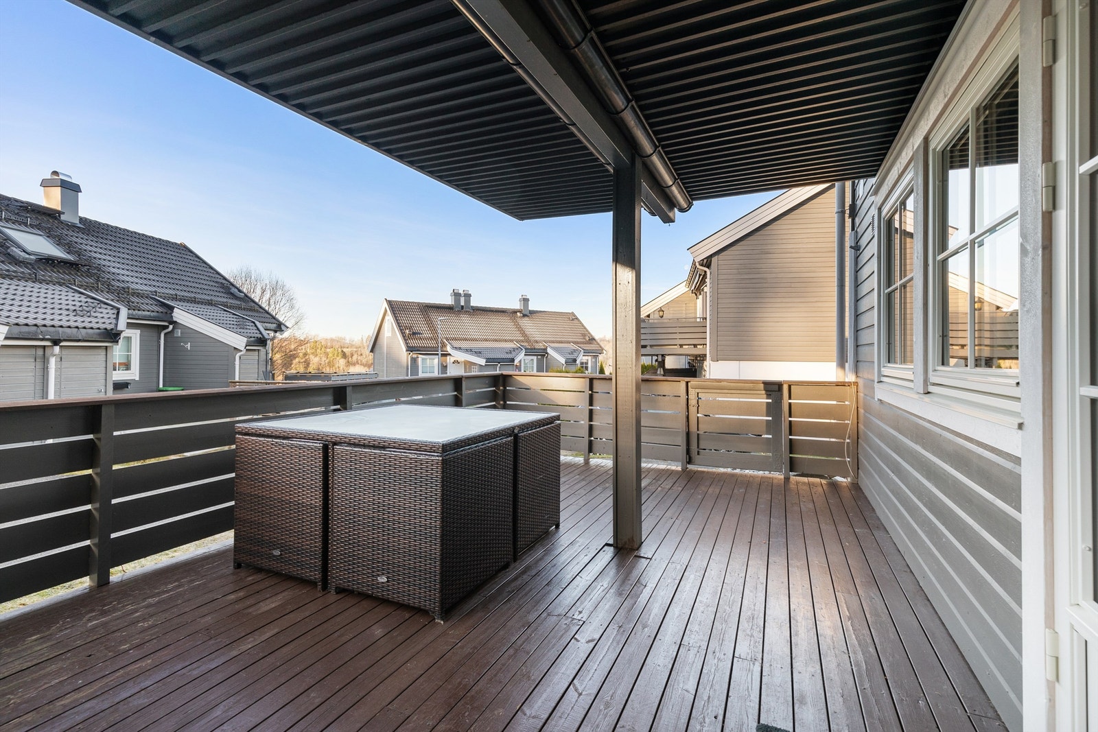 Stor terrasse med flere møbleringsmuligheter Galleribilde