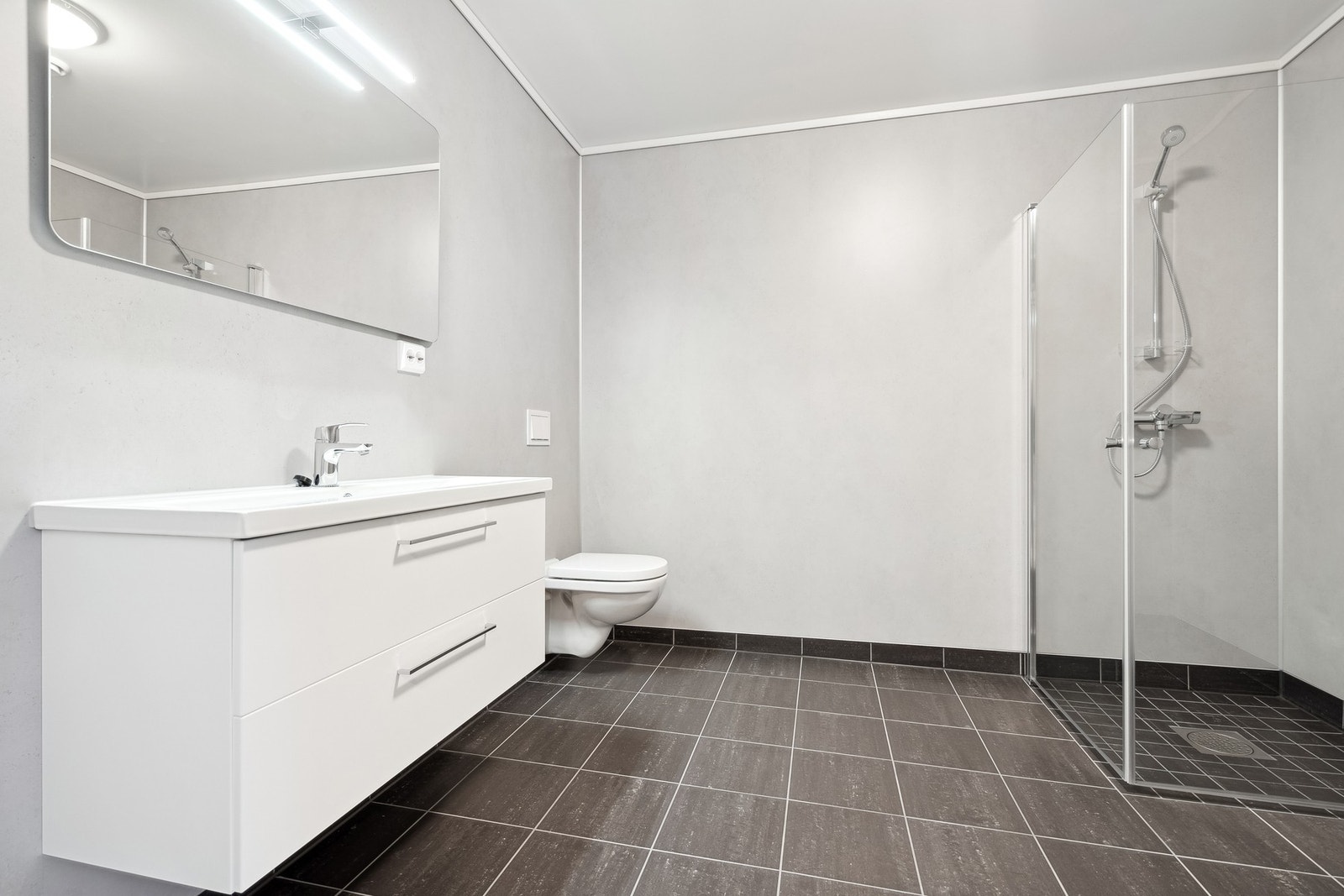 Eget bad i 3. etasje med inngang fra soverommet. Galleribilde