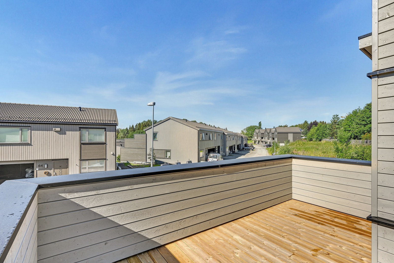 Bilde tatt fra terrasse på naboenhet. Avvik vil forekomme. Galleribilde