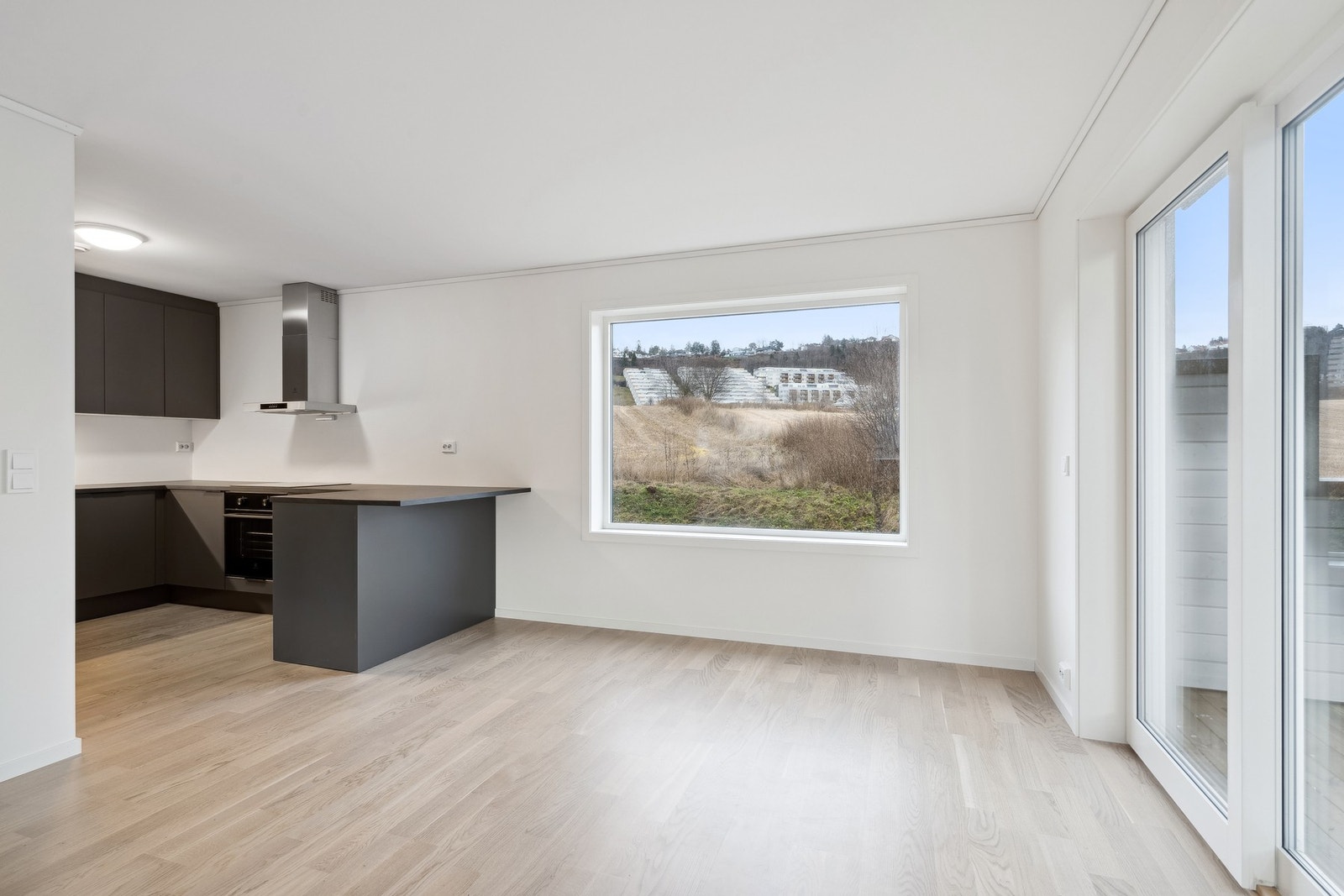 Utbygger er disponibel for dialog om klargjøring av boligen til valgfritt fargevalg på vegger i forkant av overtakelse, hvis ønskelig. Se neste bilde. Galleribilde