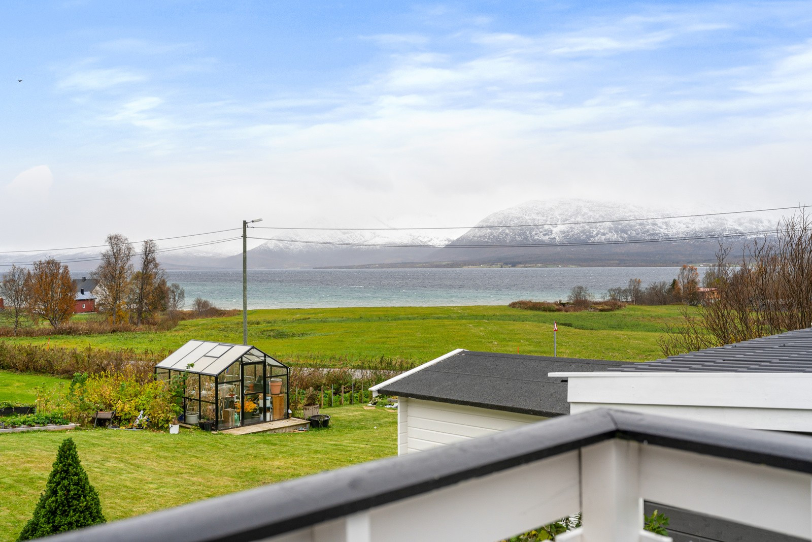 Flott utsikt - stranden nedenfor blir hyppig brukt av nabolaget for hygge, kajak, sup og diverse