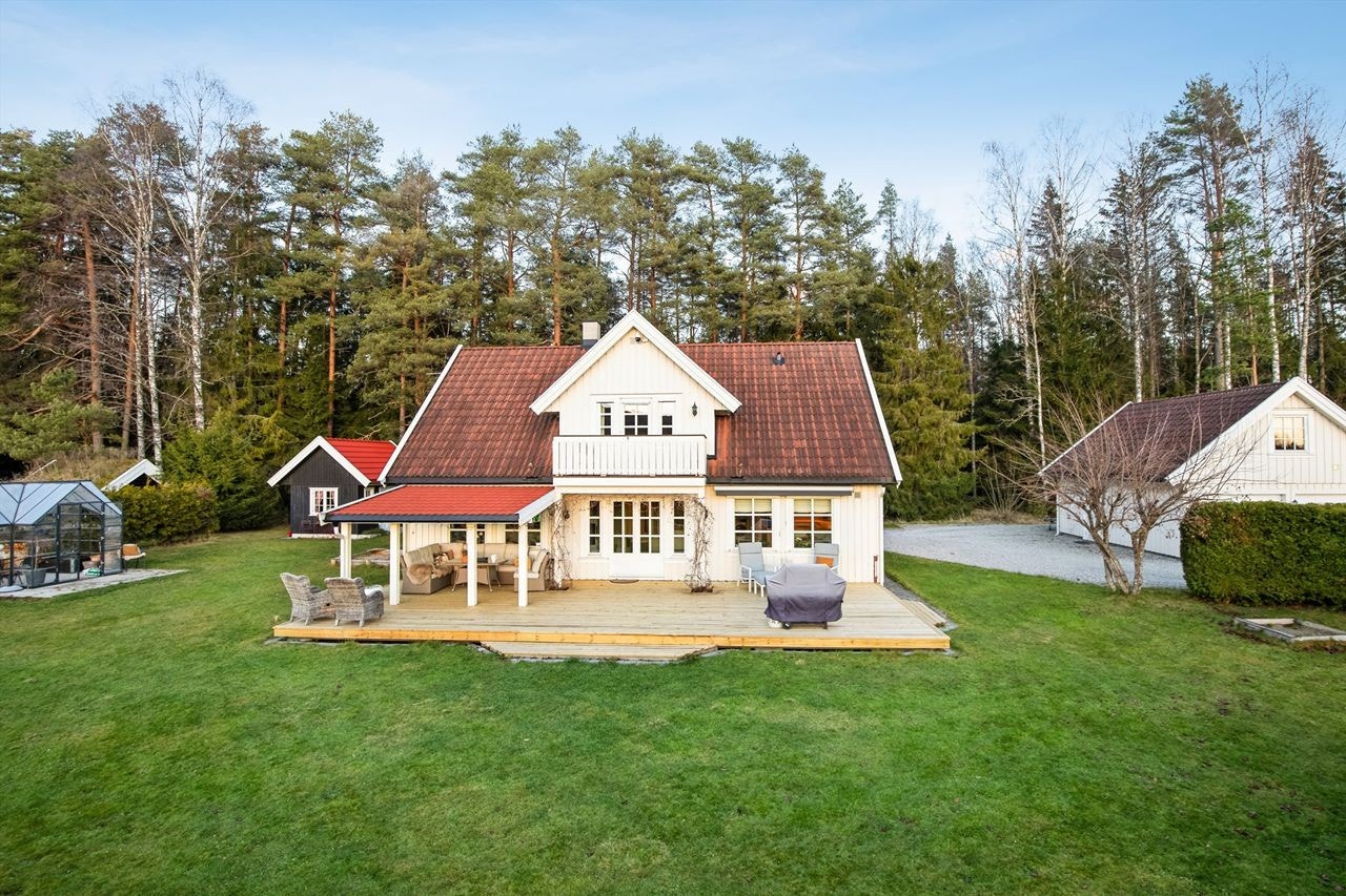 Idyllisk og innholdsrik eiendom, med tilhørende dobbelgarasje, nyere uthus og drivhus. Galleribilde