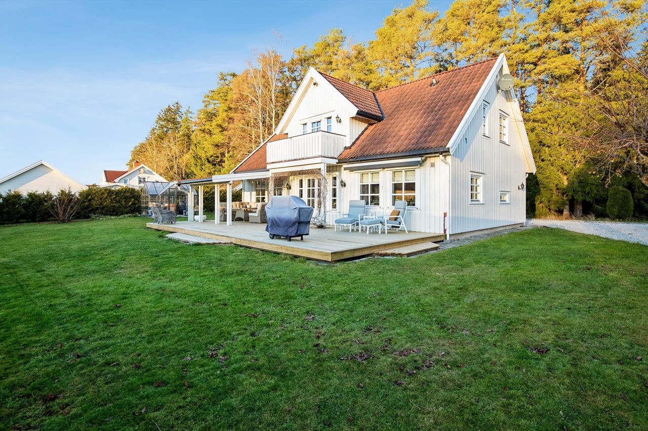 Vestvendt terrasse og hage med gode solforhold. Galleribilde