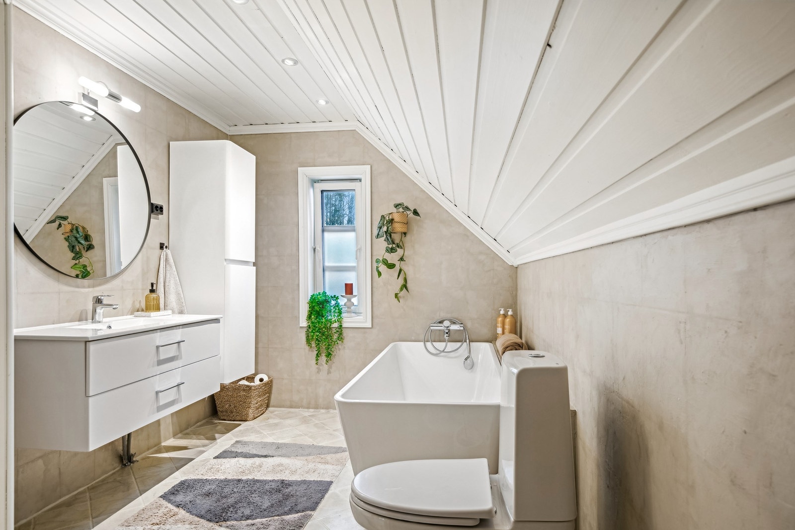 Badet ble oppgradert i 2023, med malte fliser og nye armaturer. Galleribilde