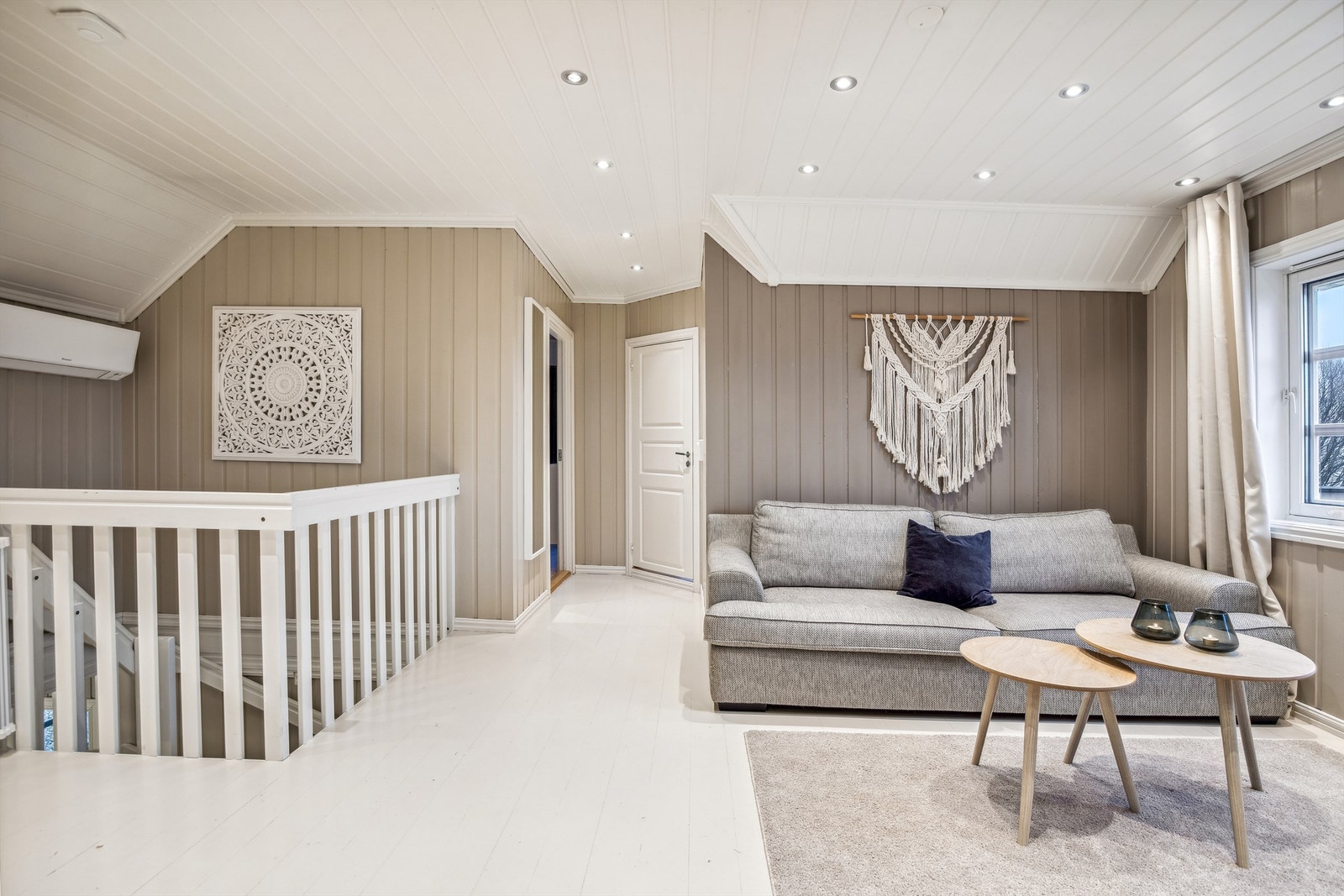 Pent innredet loftsstue med mange bruksmuligheter. Varmepumpa ble satt inn i 2023. Galleribilde