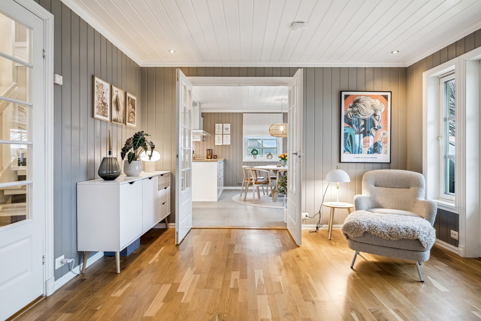 Fin flyt mellom rommene, med dagslys inn fra tre sider. Galleribilde