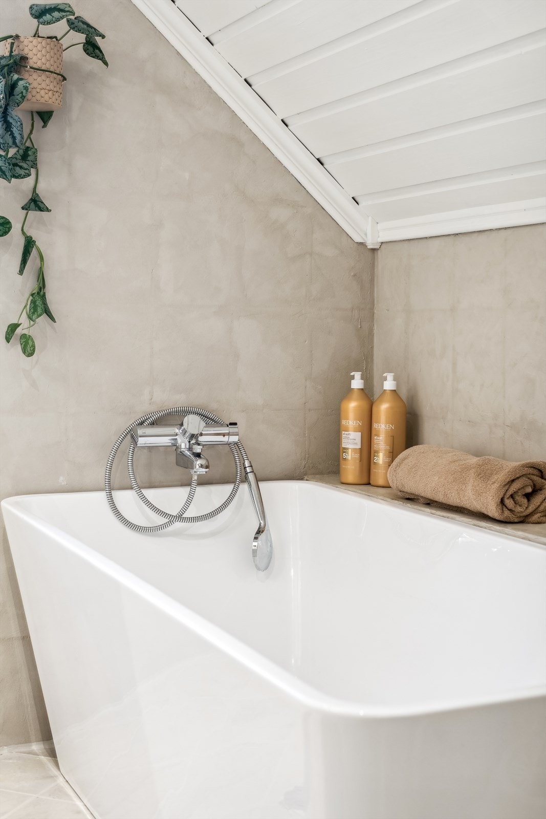 Badekar med moderne design. Galleribilde