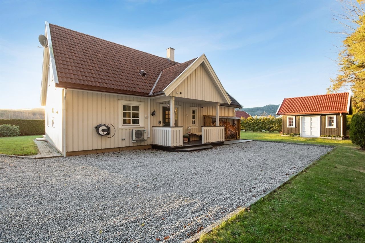 Stor, gruslagt gårdsplass. Galleribilde