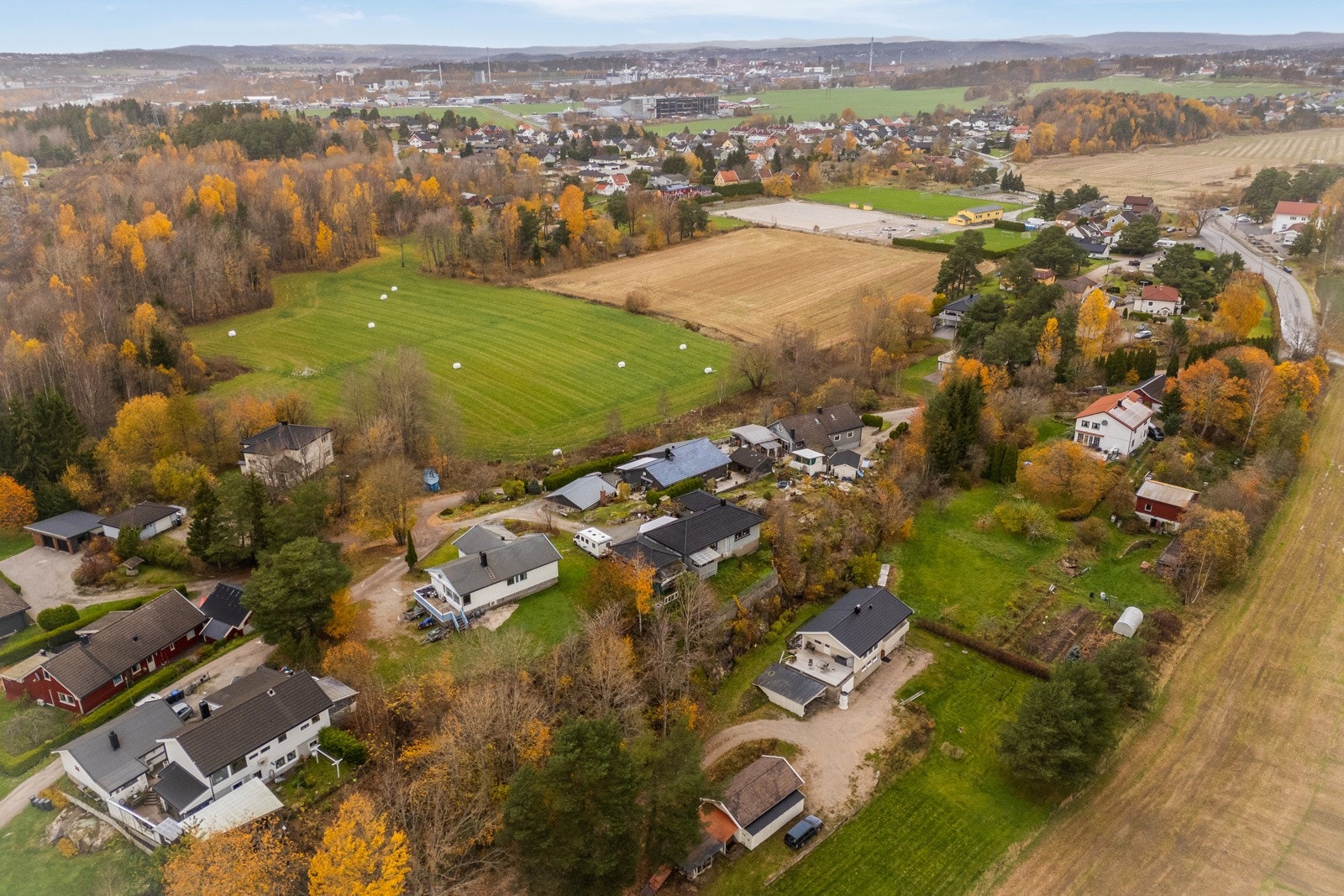 Eiendommen ligger i landlige omgivelser og får en hyggelig utsikt mot nærliggende åkre Galleribilde