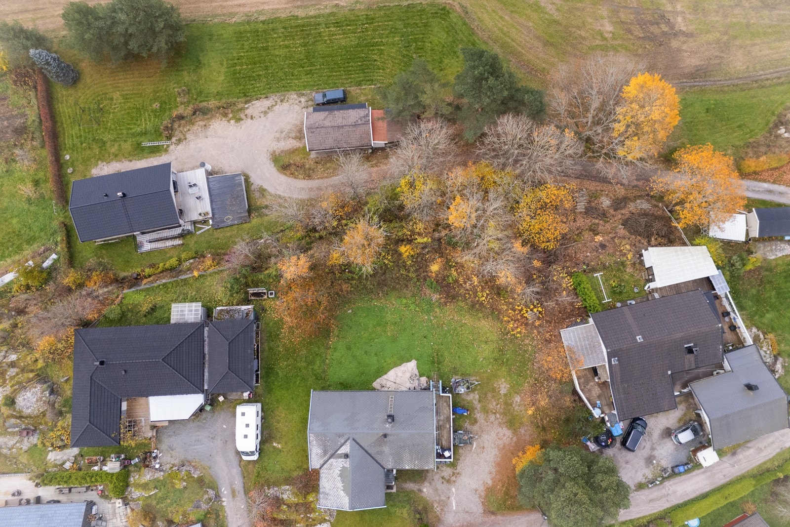 Fra denne beliggenheten har man kort kjørevei til begge byer, samt E6 Galleribilde