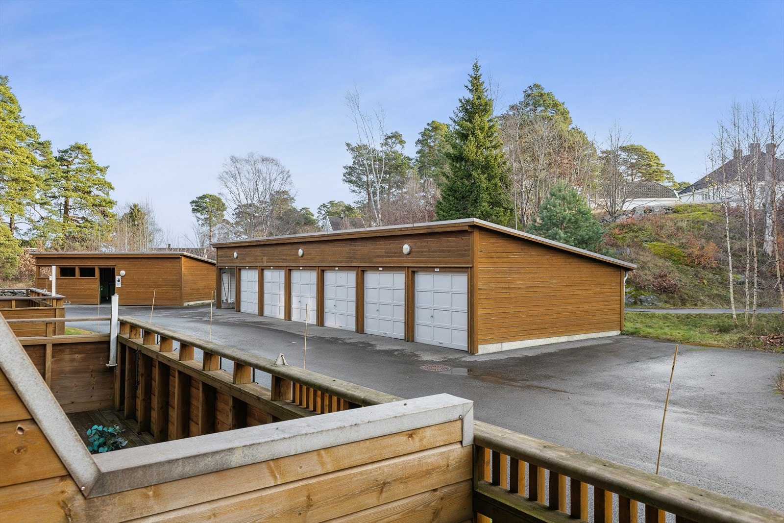 Garasje nr. tre fra høyre medfølger i handelen. Galleribilde