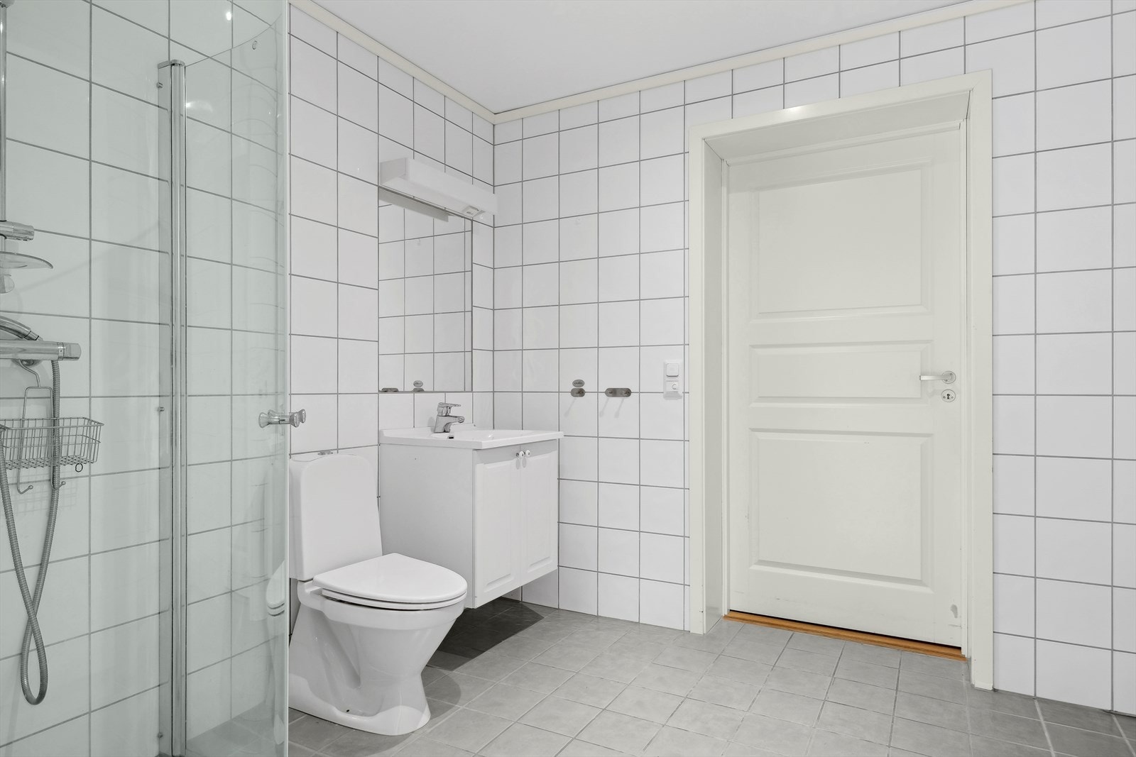 Flislagt og romslig bad/vaskerom med varmekabler i gulv. Galleribilde