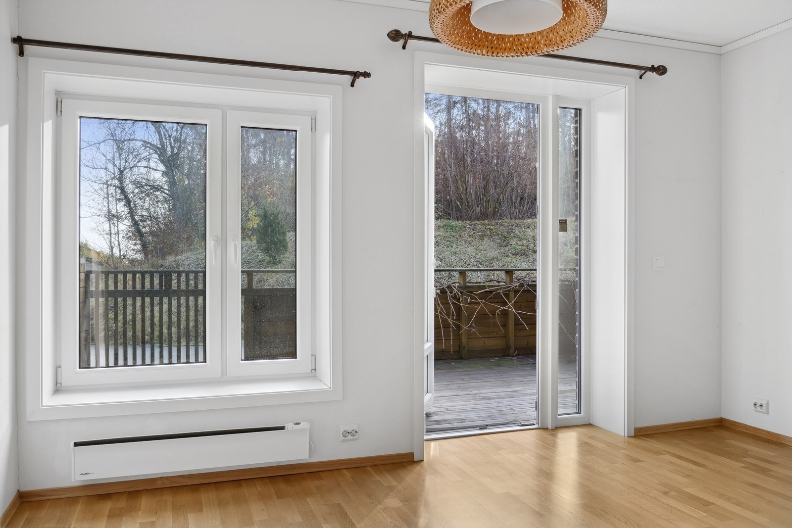 Fra stuen er det utgang til en solrik terrasse. Galleribilde