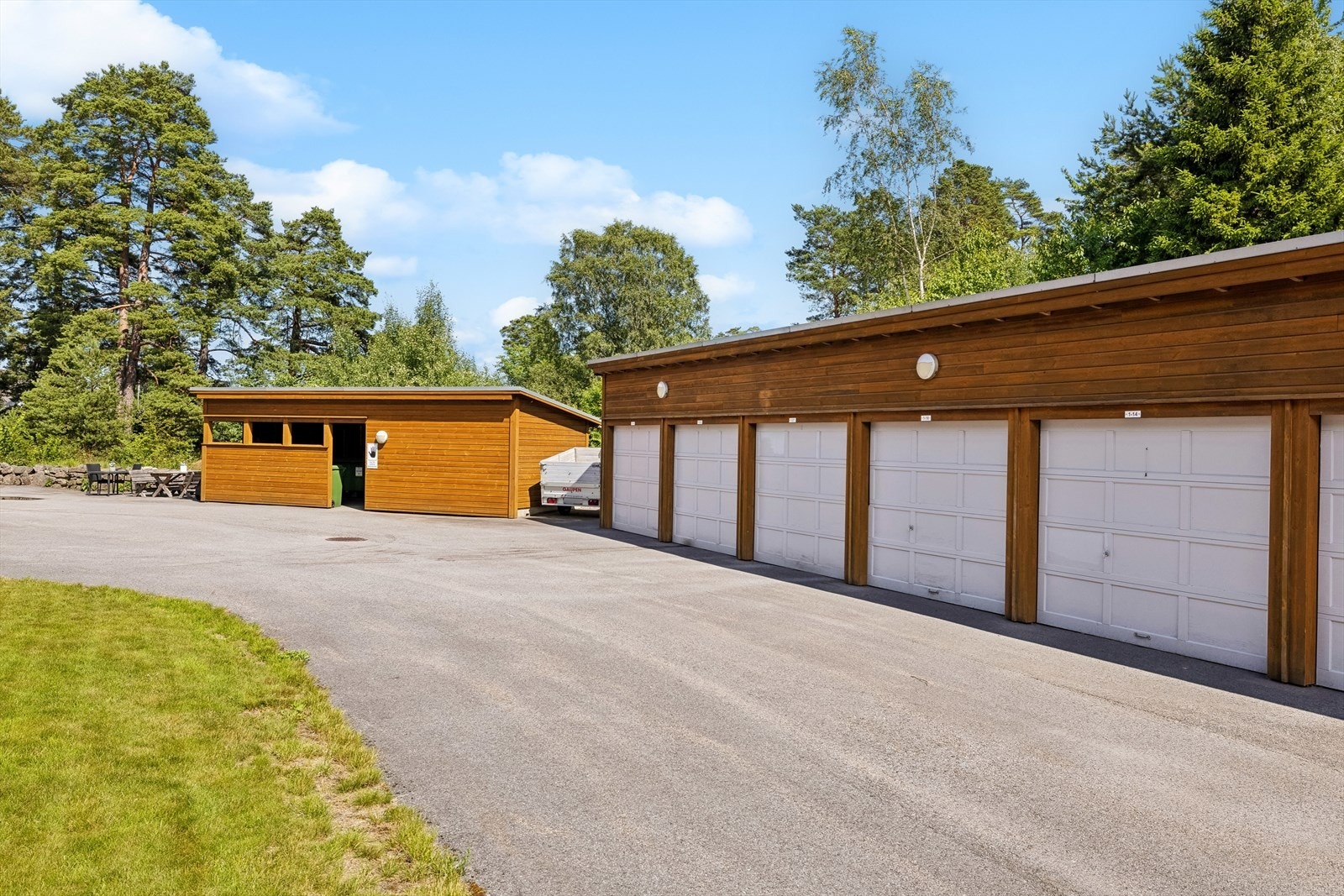 Garasjerekken og søppelskuret. Galleribilde