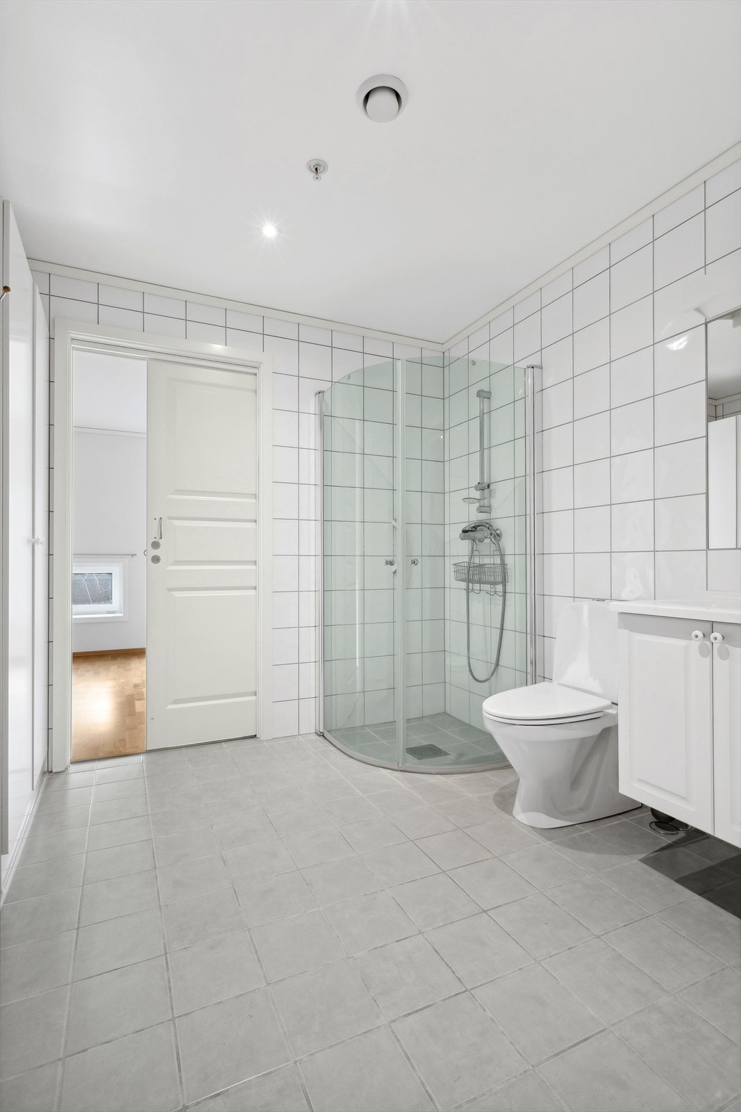 Det er inngang til badet både fra soverom og fra gangen. Galleribilde