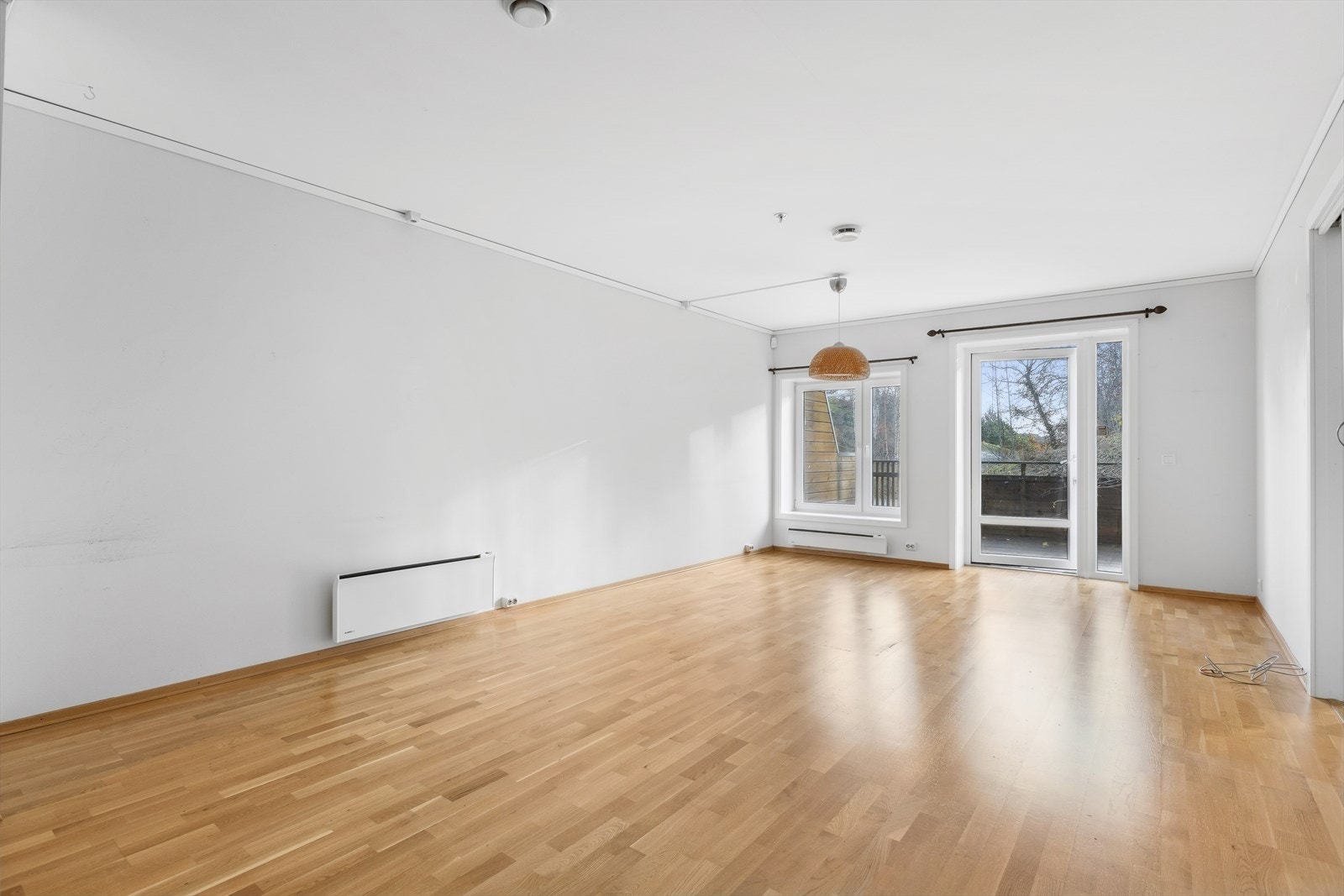 Stuen har parkett på gulv og malte slette vegger. Galleribilde