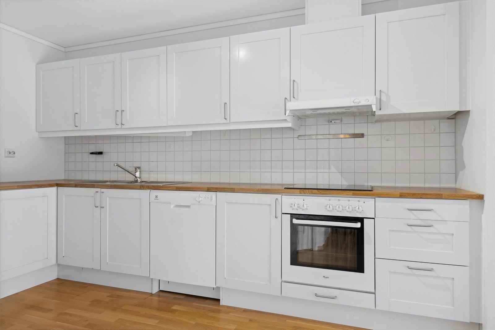 Kjøkken med bl.a. oppvaskmaskin, platetopp, stekeovn, vannstoppsystem og komfyrvakt. Galleribilde