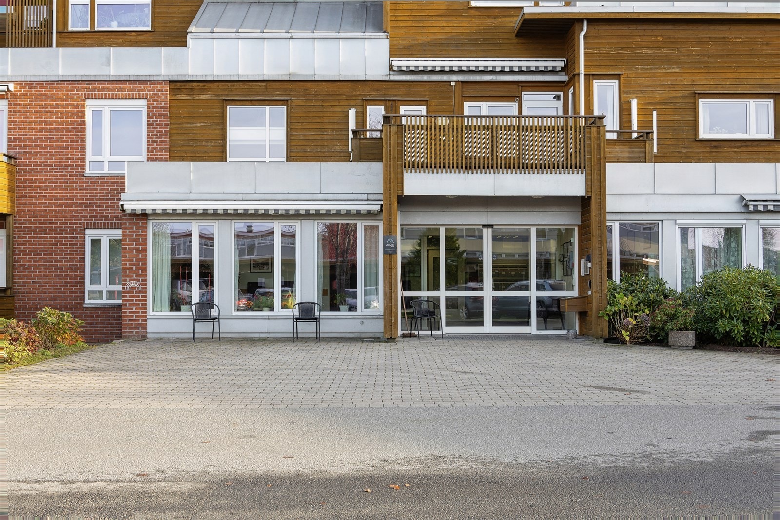 Inngangsparti med dørcalling. Galleribilde