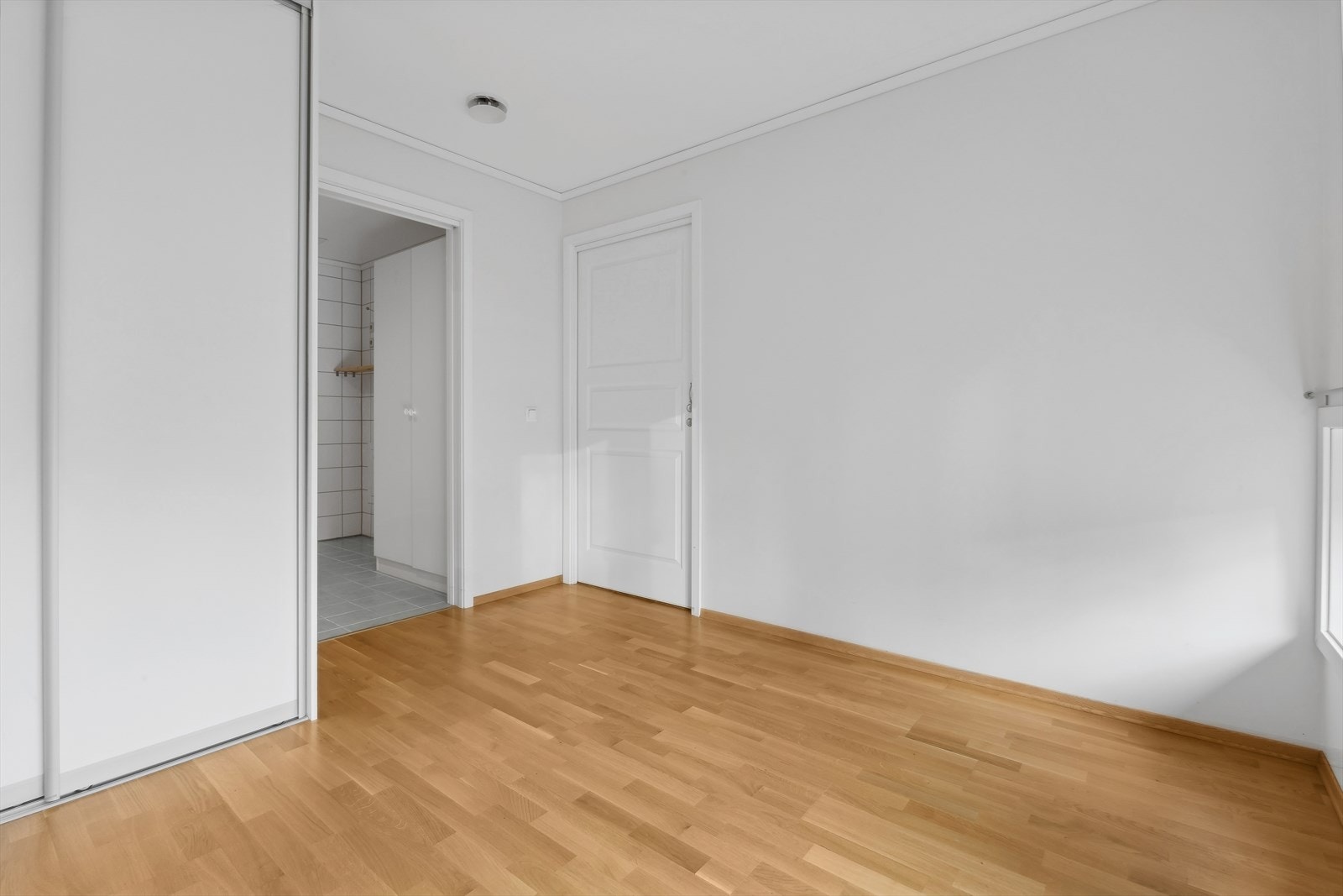 Soverom med skyvedørsgarderobe. Galleribilde