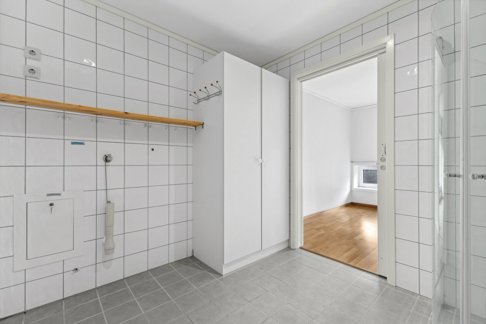 Opplegg for og plass til både vaskemaskin og tørketrommel. Galleribilde