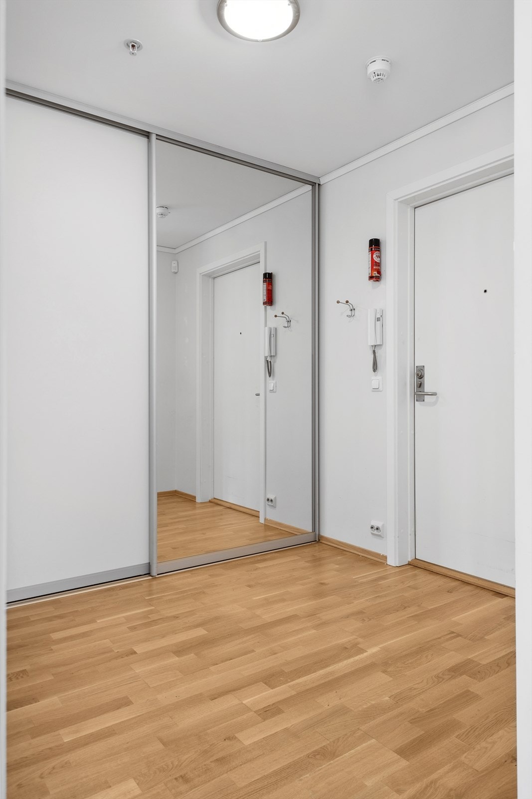 Entré med stor skyvedørsgarderobe. Det er trappefri adkomst inn til leiligheten. Galleribilde
