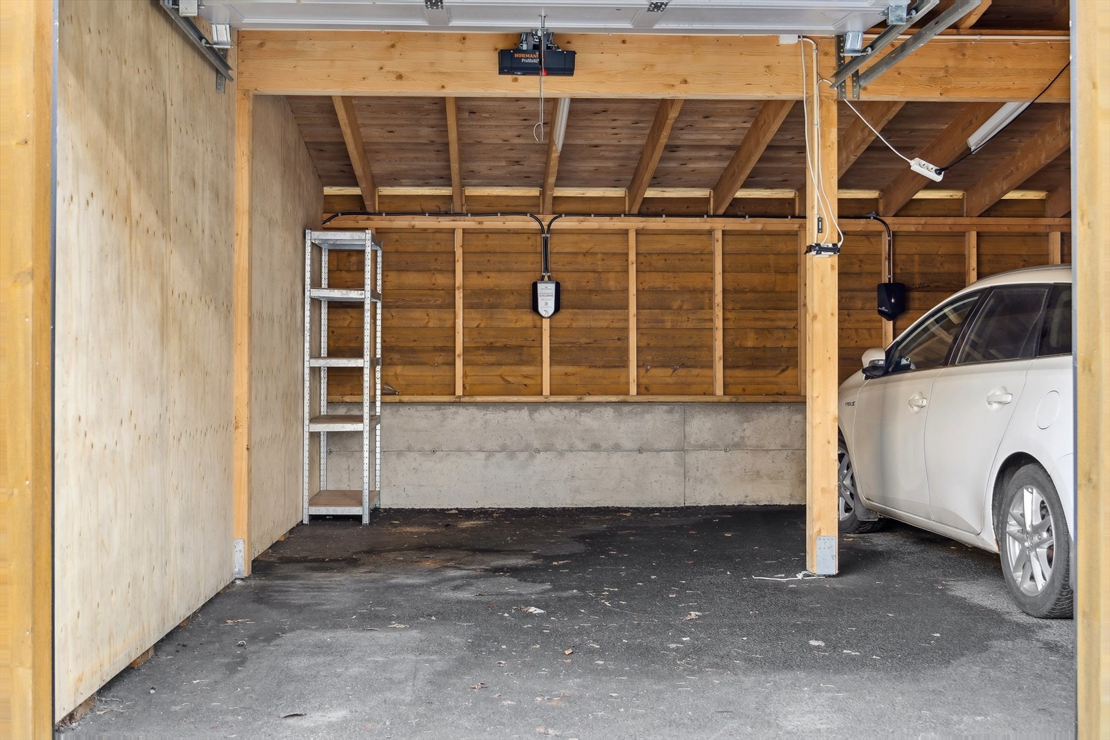 Garasje nr. 14 medfølger. Det er opplegg for å montere elbillader. Galleribilde
