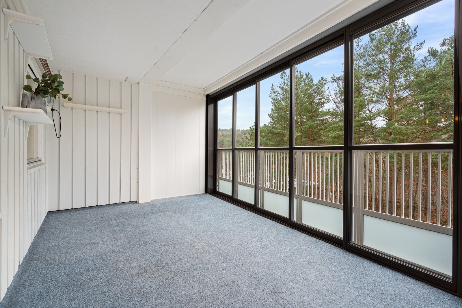- Vinduene på balkongen kan åpnes/lukkes etter behov - Galleribilde