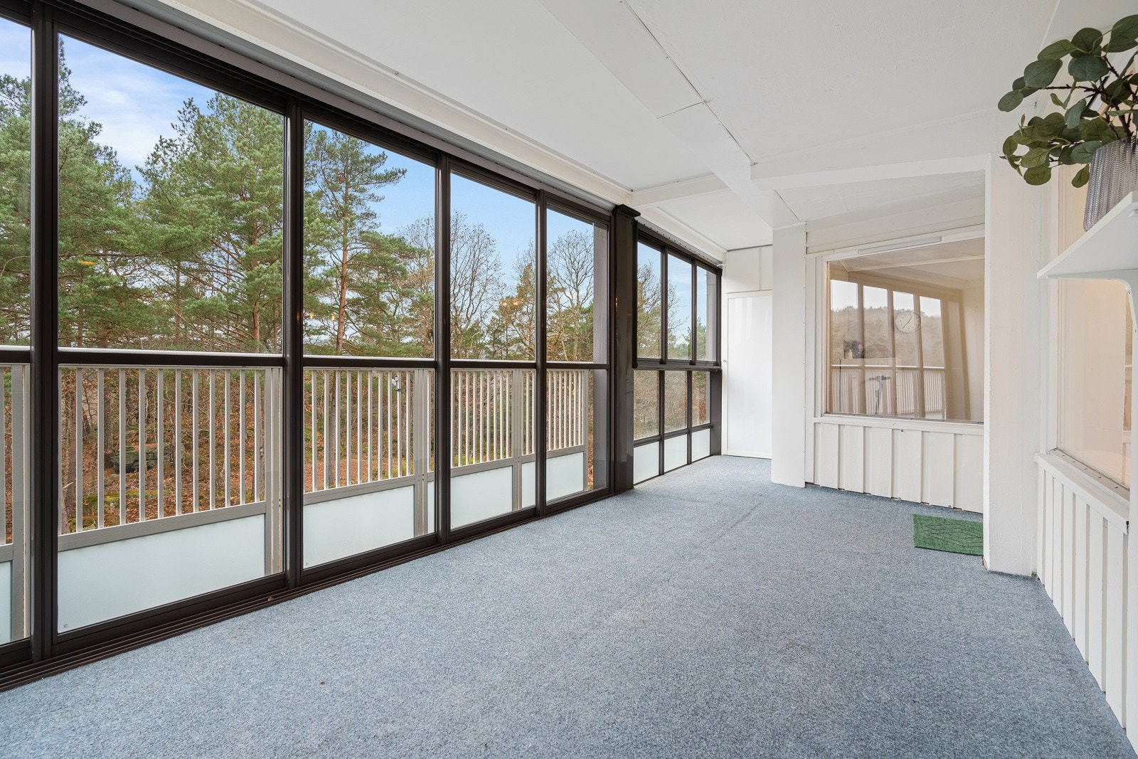 - Fra stuen er det utgang til stor, innglasset balkong | Balkongen måler hele 16m² - Galleribilde