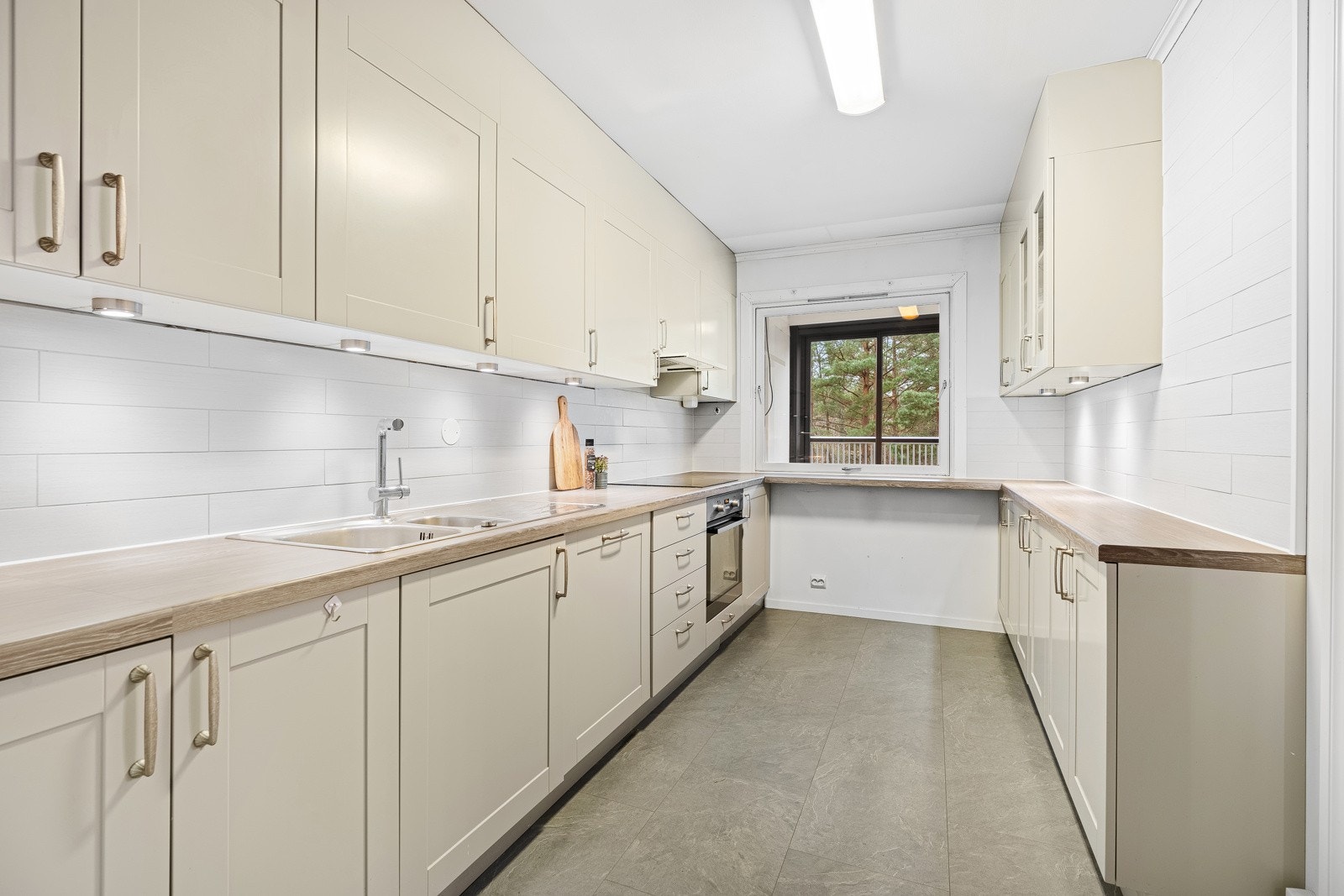 - Godt unyttet kjøkken med benkeplass på begge sider - Galleribilde