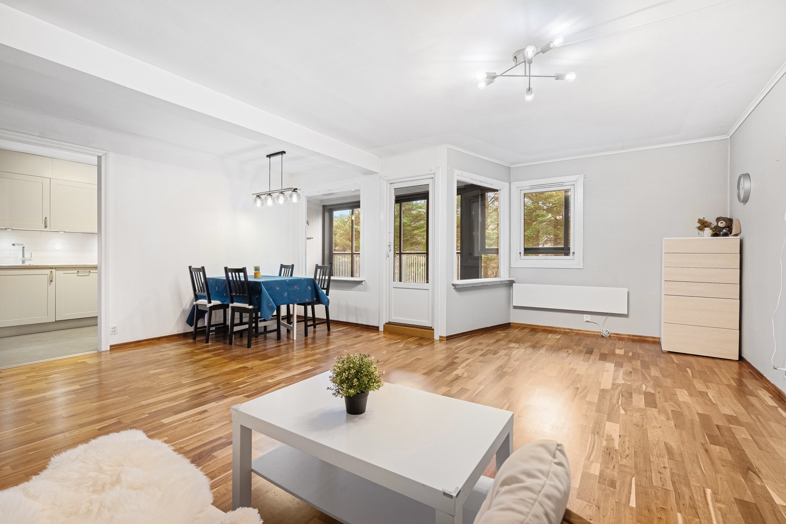 - Stuen oppleves som romslig med god plass til sofagruppe og tilhørende møbler - Galleribilde