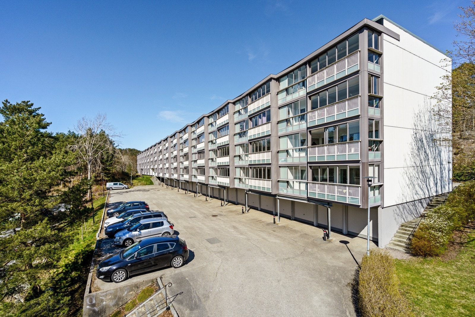 - Felles parkering på felles eiet tomt med mulighet for lading av elbil | Borettslaget har tilgang til 'Huset' som er et selskapslokale som kan leies og benyttes til forskjellige selskap - Galleribilde