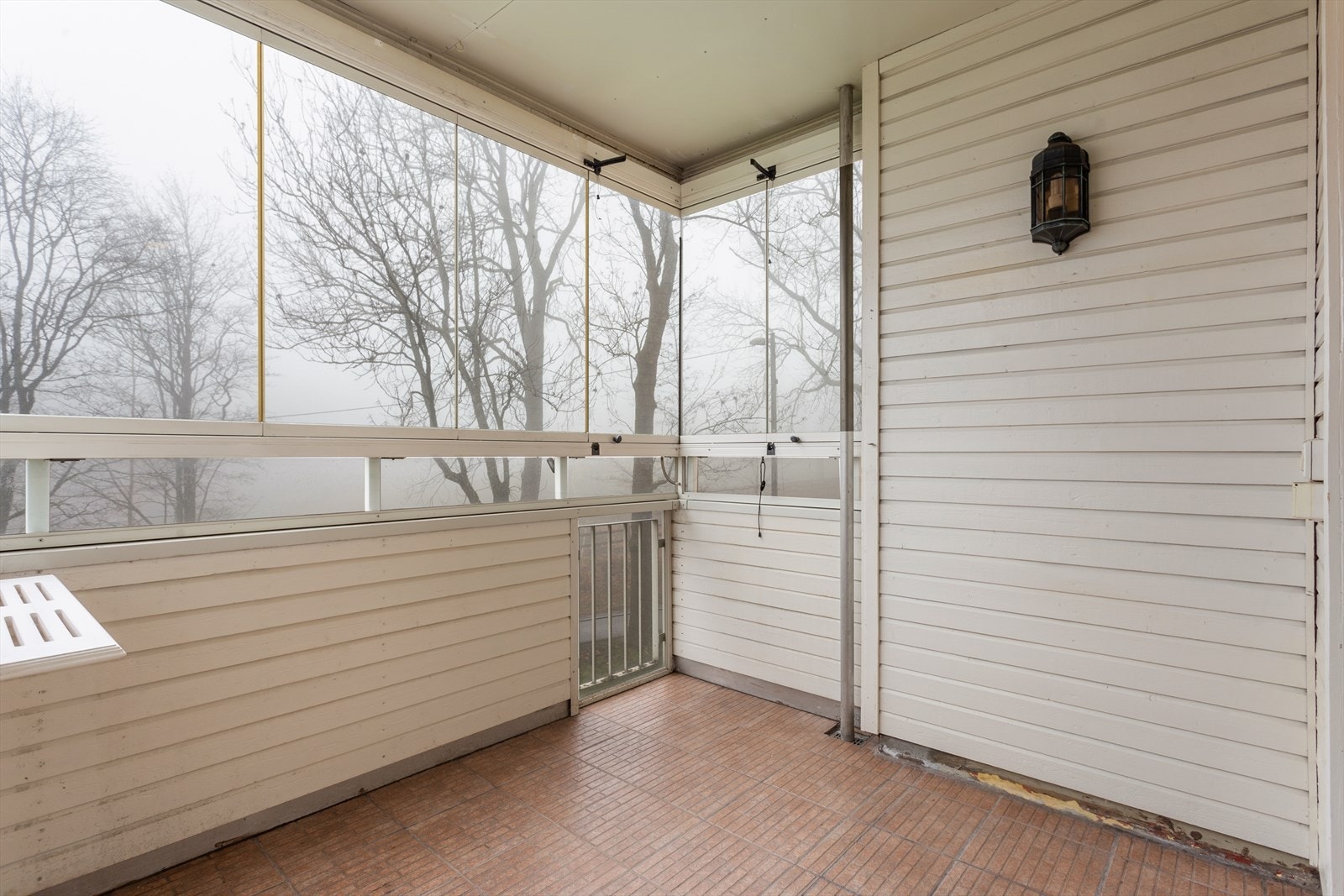 Flislagt dekke med sluk, lampe på begg samt stikkontakt Galleribilde