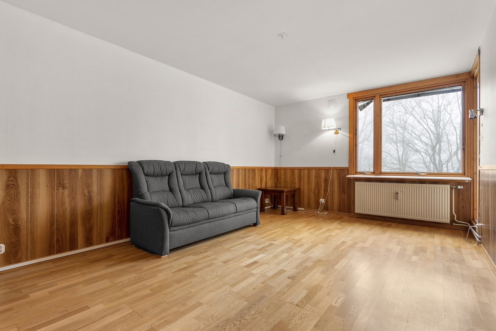 Stor stue med utgang til innglasset balkong (5 kvm) Galleribilde