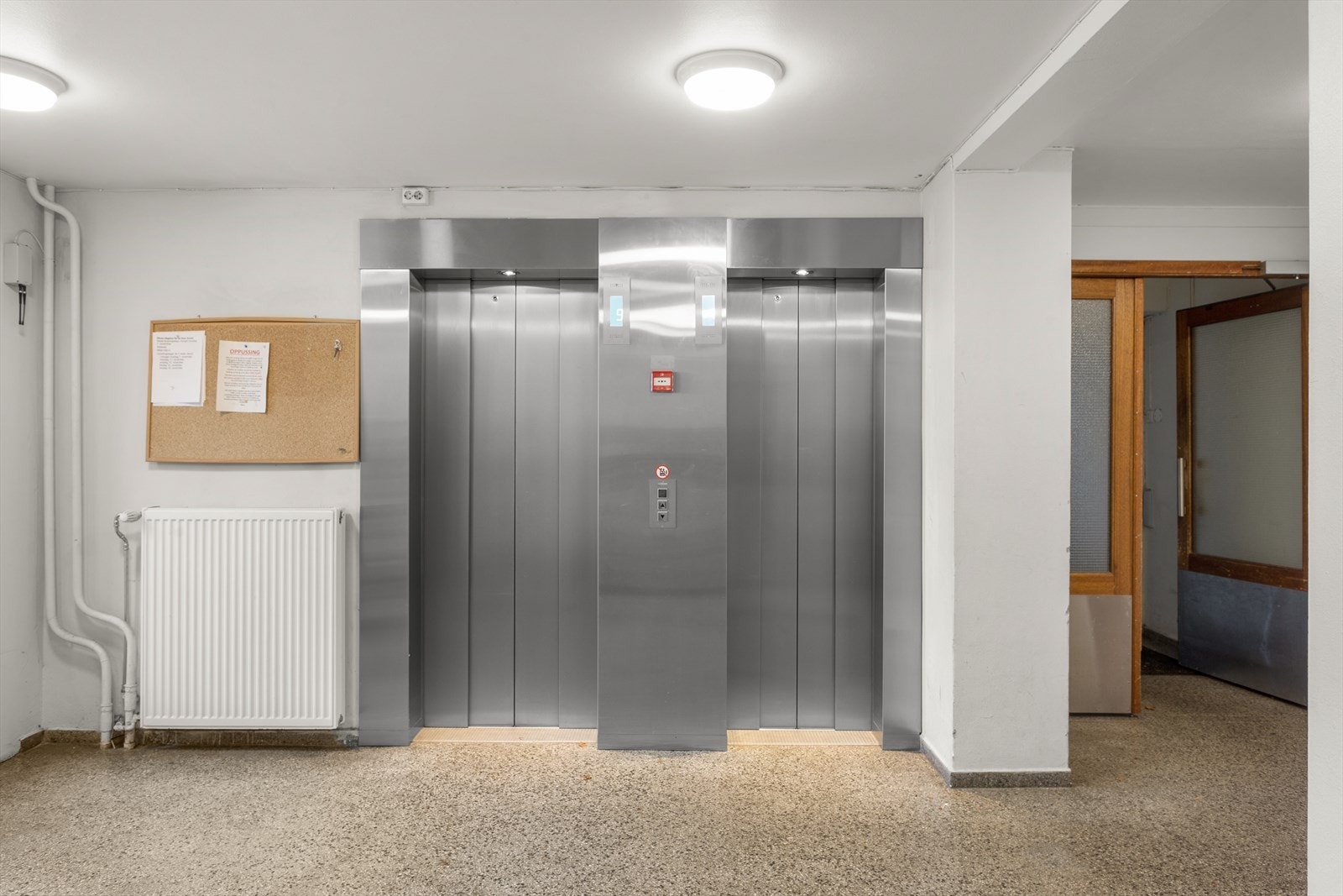 Dobbel heis i bygget Galleribilde