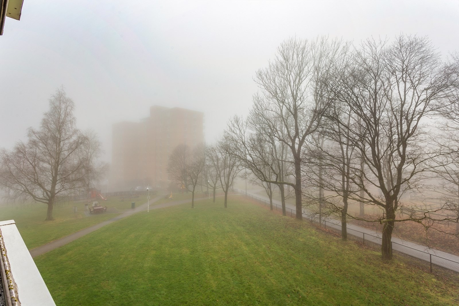 Store grøntarealer omkranser blokkene og det er stor, fin lekeplass for de minste Galleribilde