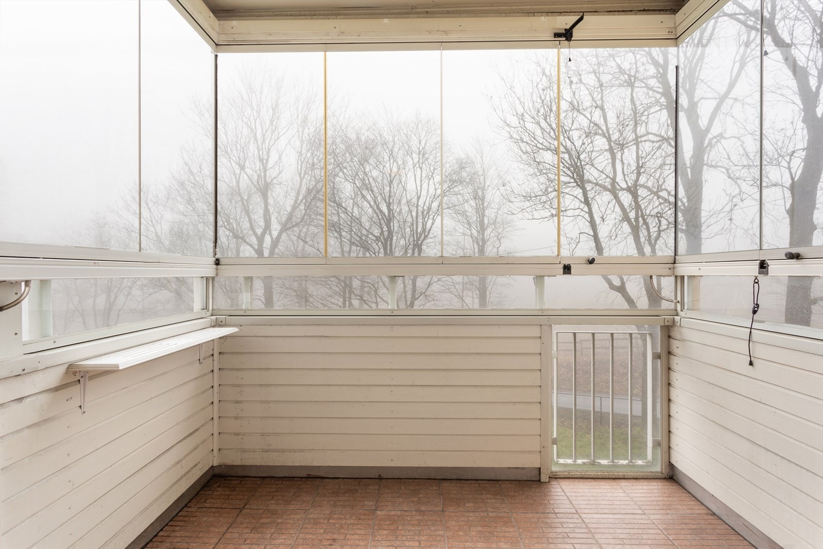 Fra balkongen ser man bort mot Tveten gård Galleribilde